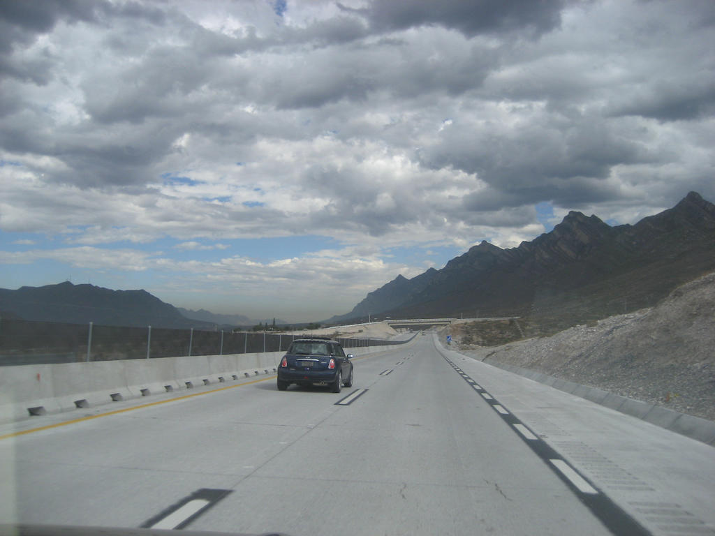 La operación de la autopista Saltillo-Monterrey informó que por instrucciones de la Guardia Nacional a cargo de vías federales cerró la circulación en ambos sentidos. (ARCHIVO)