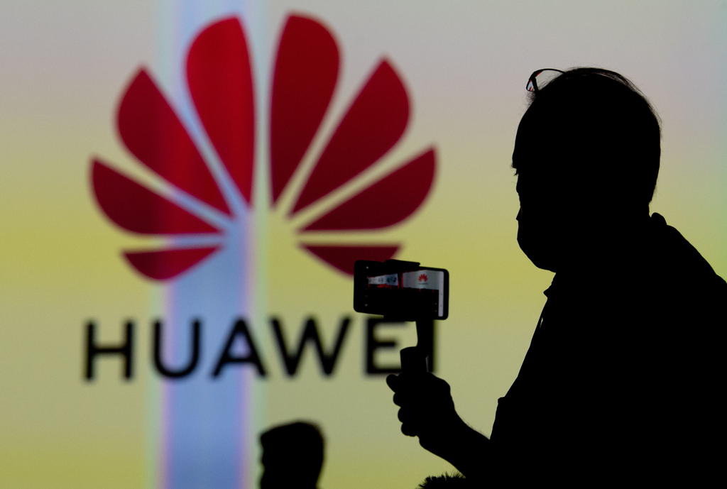 En pocos años Huawei se convirtió en el mayor fabricante de teléfonos inteligentes del mundo. Sin embargo, acusada de ser un riesgo para la seguridad nacional, la compañía china está enfrentando cada vez más problemas por obtener piezas clave para sus teléfonos, además de software. (ARCHIVO)