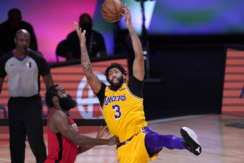 Anthony Davis dominó a placer en la pintura para los Lakers. (AP)