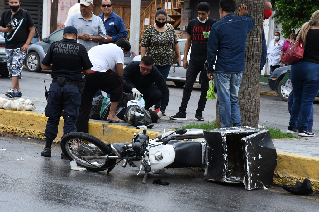 El joven motociclista fue trasladado en ambulancia hasta el área de urgencias del Hospital General de Torreón, adonde ingresó reportando un estado de salud estable. (EL SIGLO DE TORREÓN)