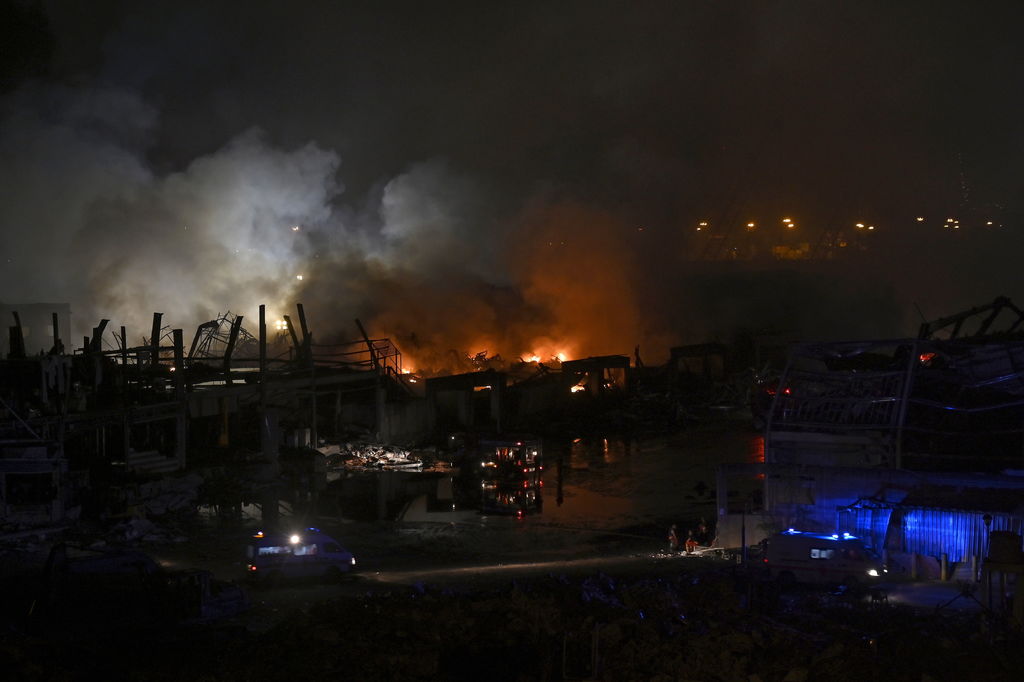 Un gran incendio en el puerto de Beirut ha despertado los temores a una nueva tragedia. (EFE) 