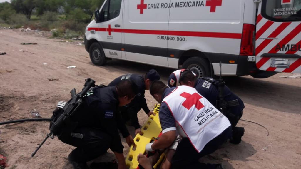 Paramédicos de la Cruz Roja arribaron al lugar para atender al joven, el cual presentaba múltiples golpes y heridas en distintas partes del cuerpo.
(EL SIGLO DE TORREÓN)