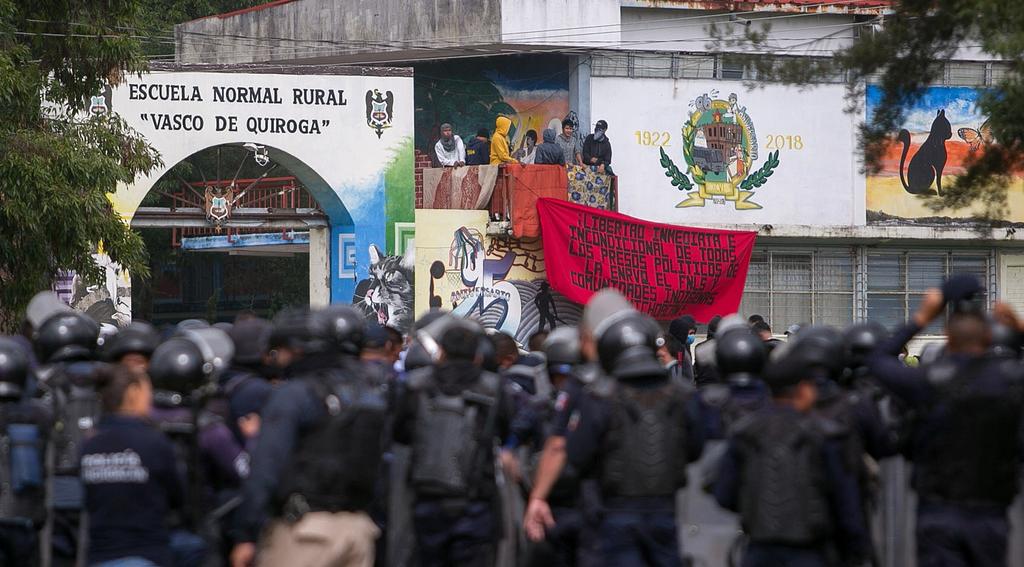 El enfrentamiento ocurrió en el marco de una serie de protestas de estudiantes de las 8 Escuelas Normales de Michoacán, formadoras de profesores de educación básica, quienes exigen a los Gobiernos estatal y federal la contratación de egresados en el sistema educativo público.
(EFE)