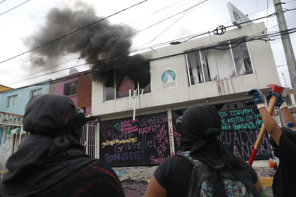 De nueva cuenta grupos de mujeres feministas de diversos colectivos regresaron a las oficinas de la Visitaduría de Derechos Humanos con sede en Ecatepec, ingresaron por la fuerza y quemaron documentos. (EFE)