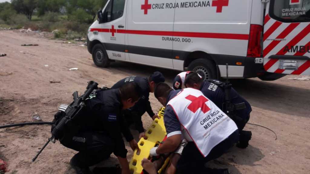 Paramédicos de la Cruz Roja atendieron al joven, el cual presentaba múltiples golpes y heridas en distintas partes del cuerpo.