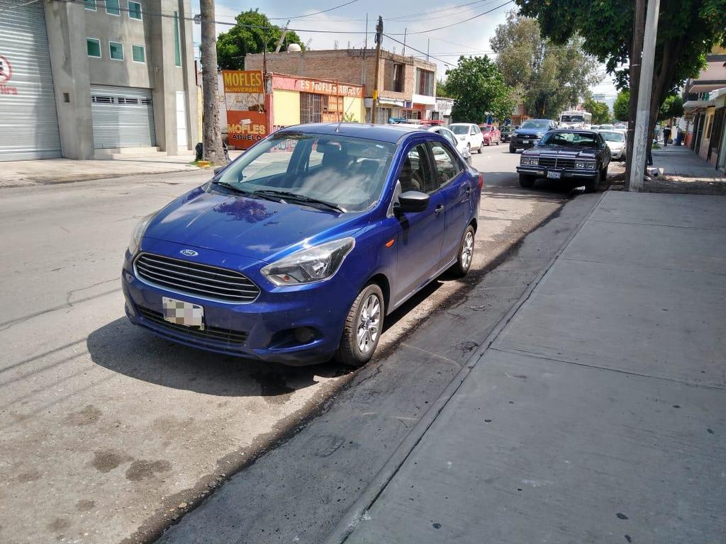 El vehículo robado es un Ford Figo color azul modelo 2016, el cual portaba placas de circulación del estado de Coahuila.
