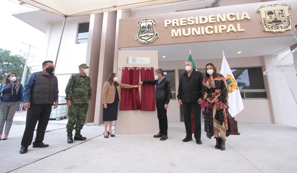 Miguel Riquelme develó la placa alusiva a la remodelación de la presidencia municipal.