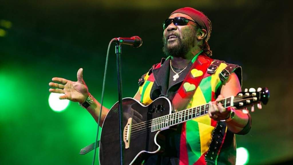 La histórica estrella jamaicana del reggae Frederick 'Toots' Hibbert murió a los 77 años de edad en el Hospital Universitario de las Indias Occidentales de Kingston por problemas respiratorios después de una semana en estado de coma inducido. (ESPECIAL) 
