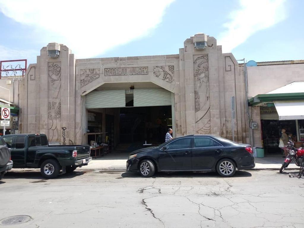 El conflicto que enfrentan los locatarios del Mercado Juárez, de Torreón, podría derivar en una denuncia de tipo penal en contra del exdirigente de ese centro de abastos, por el delito de fraude de cerca de 300 mil pesos. (ARCHIVO)