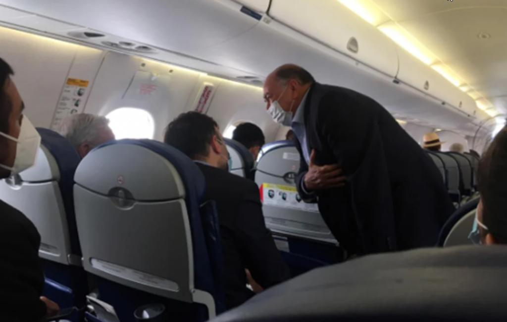En el vuelo de regreso a la Ciudad de México, el presidente Andrés Manuel López Obrador fue saludado por Antonio Pérez Garibay, padre del corredor de F1 Sergio 'Checo' Pérez. (CORTESÍA)