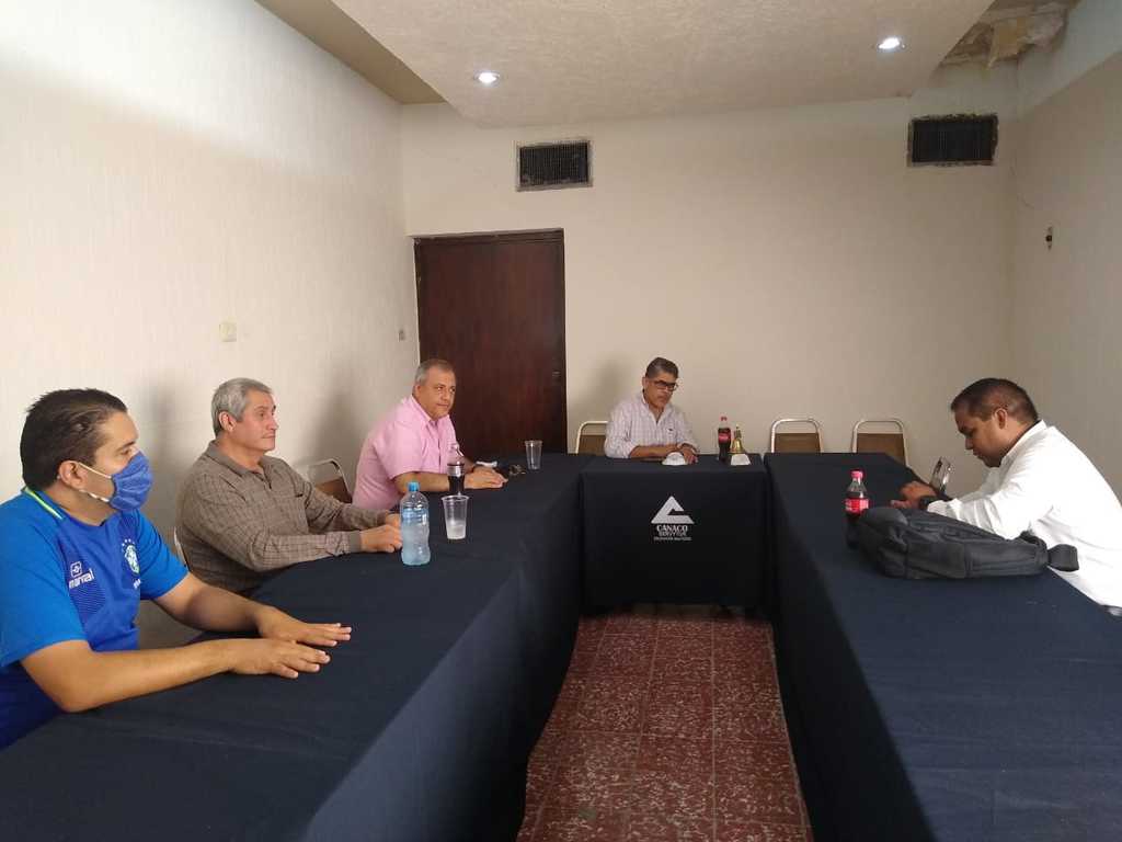El martes pasado personal de CFE se reunió con integrantes de Canaco de San Pedro de las Colonias. (EL SIGLO DE TORREÓN) 