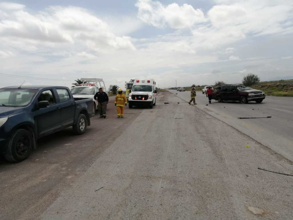 Personal de la Guardia Nacional elaboró el reporte sobre el accidente y envió el vehículo a un corralón de la ciudad. (EL SIGLO DE TORREÓN)