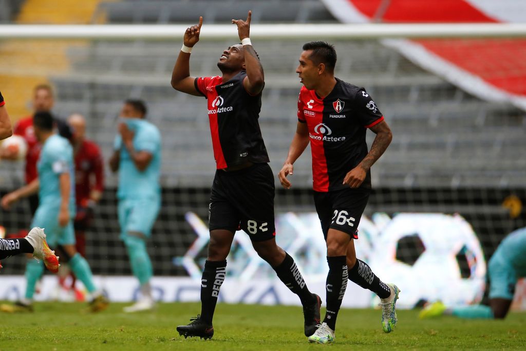 Renato Ibarra (i) celebra tras marcar el gol del empate.