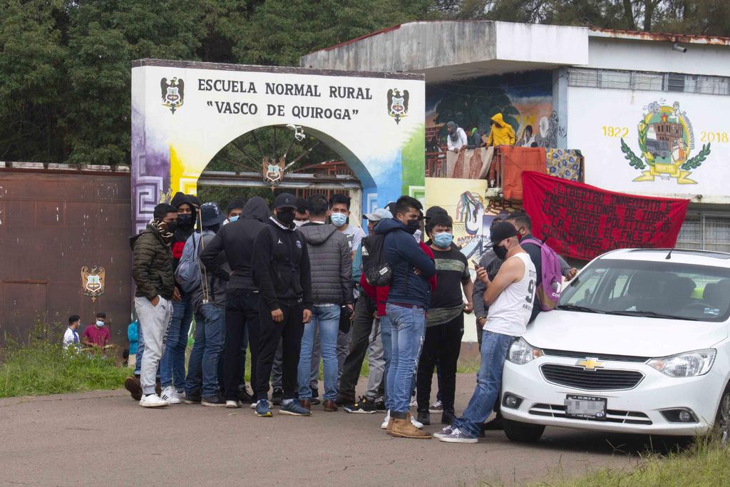 Estudiantes de las escuelas normales de Michoacán entregaron a las autoridades un pliego petitorio, en el que destaca la exigencia de un promedio mínimo de seis para el ingreso a la carrera y 'viajes recreativos'. (ARCHIVO)