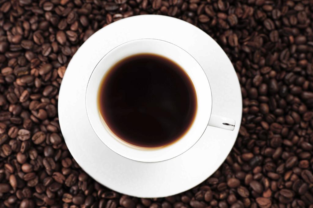Consumir cafeína en exceso y a largo plazo podría causar diversos cambios biológicos y fisiológicos agudos. (ARCHIVO)