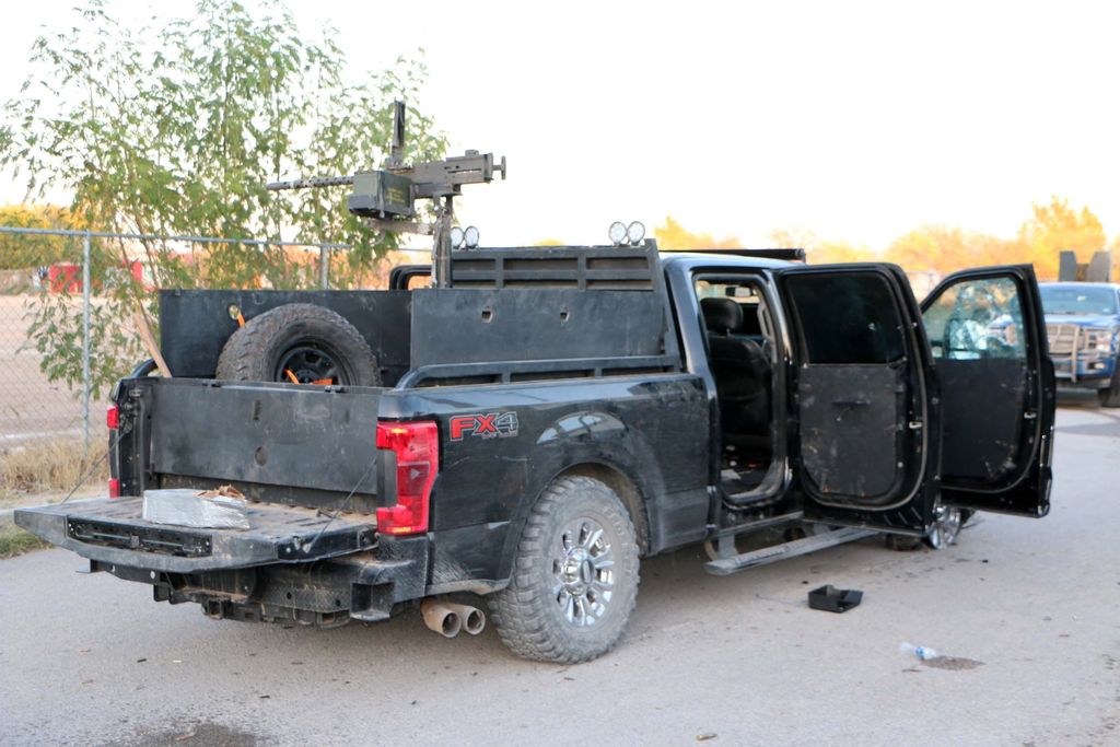 Un vehículo equipado con blindaje y un arma automática de grueso calibre se observan tras el enfrentamiento del 2019.