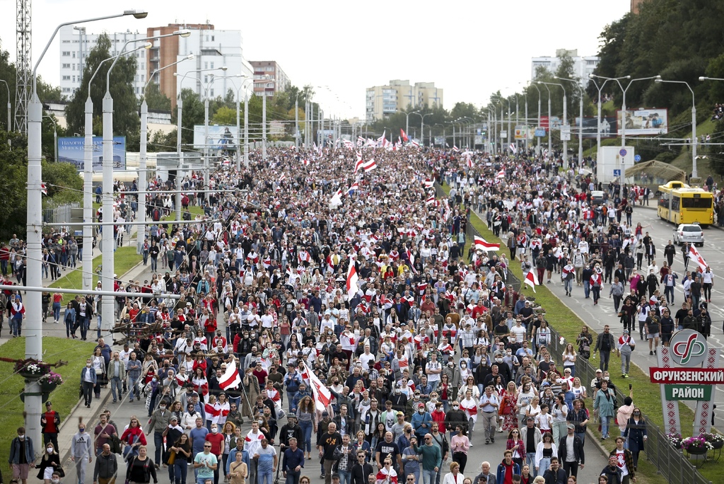 Según medios internacionales, el grueso de los manifestantes en la capital intentó avanzar por la Avenida de la Independencia. (AP) 