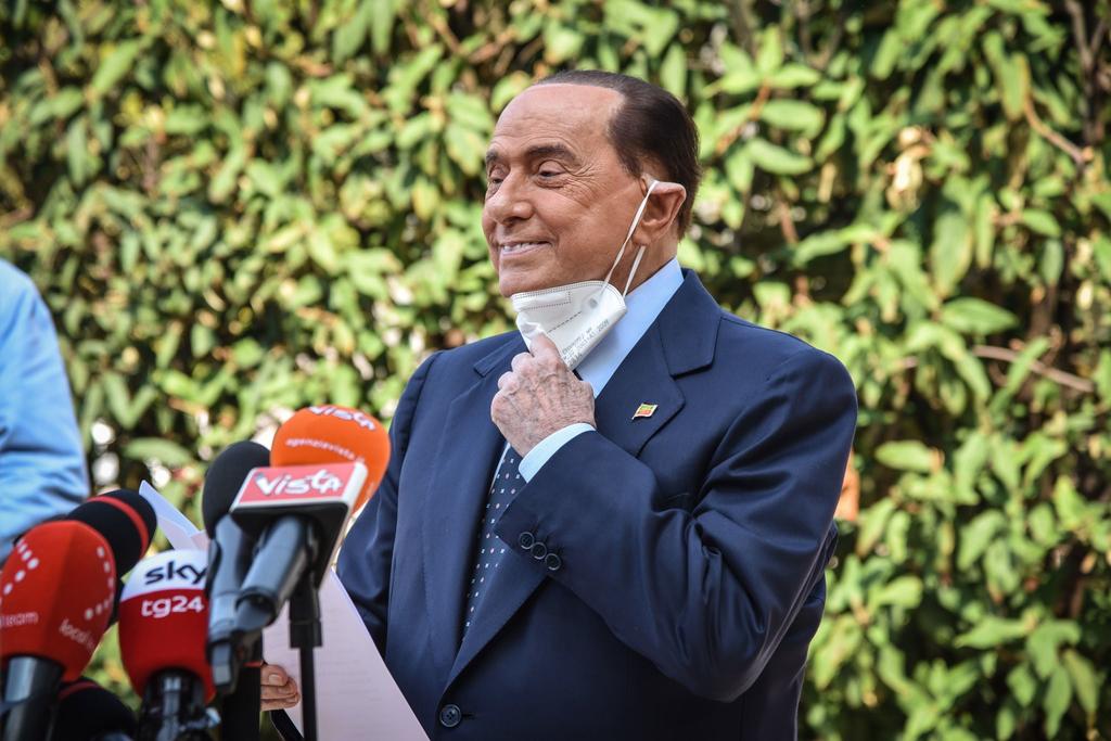 Berlusconi, que ha tenido problemas cardíacos y usa marcapasos, agradeció a sus médicos y reconoció a la mayoría de los italianos de su edad y en su estado no sobrevivieron al virus. (EFE)