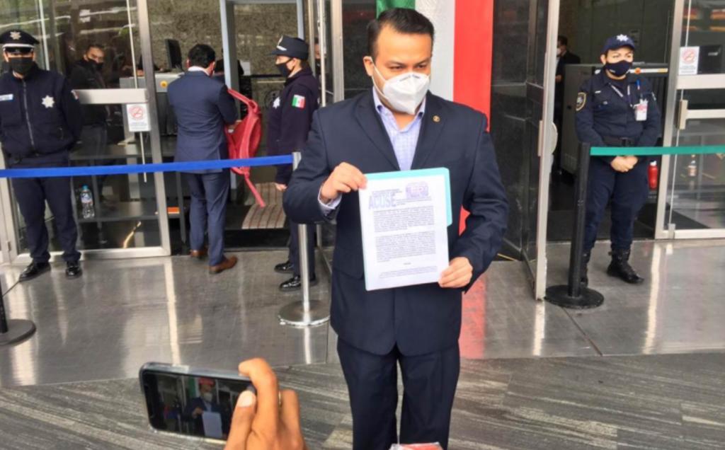 Raymundo Bolaños, coordinador general jurídico del PAN, acudió a las instalaciones centrales de la FGR a presentar la denuncia, en la que afirmó también se denunció a los tres funcionarios por sabotaje. (EL UNIVERSAL)