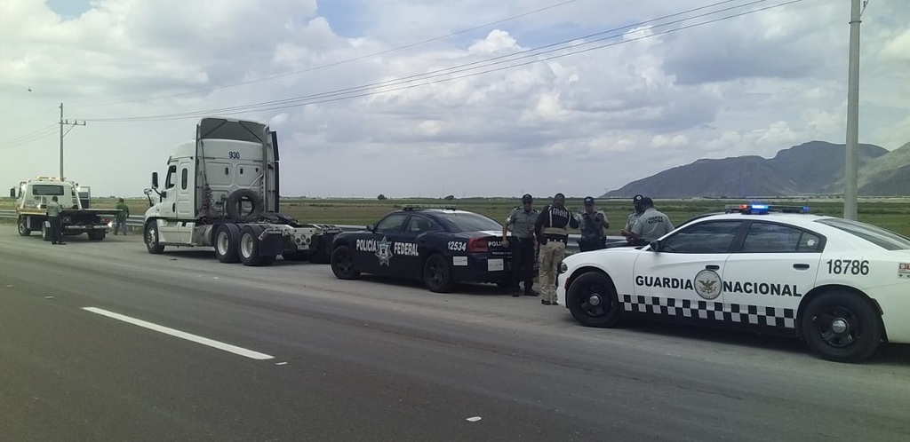 Hombres armados asaltan a trailero en La Cuchilla; se llevaron la carga, valuada en 5 millones de pesos. (EL SIGLO DE TORREÓN)
