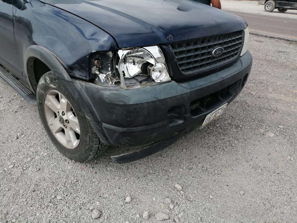 La motocicleta fue impactada por una camioneta Ford Explorer modelo 2003 que portaba placas del estado de Chihuahua. (EL SIGLO DE TORREÓN)