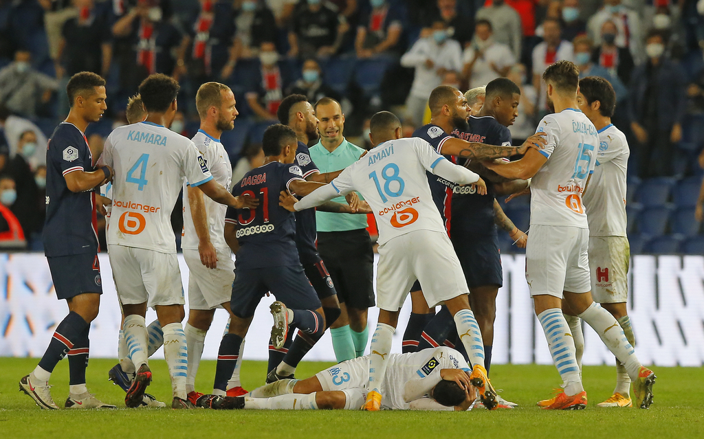 Cinco jugadores salieron expulsados en el partido del domingo entre Paris Saint-Germain y el Marsella. (AP)