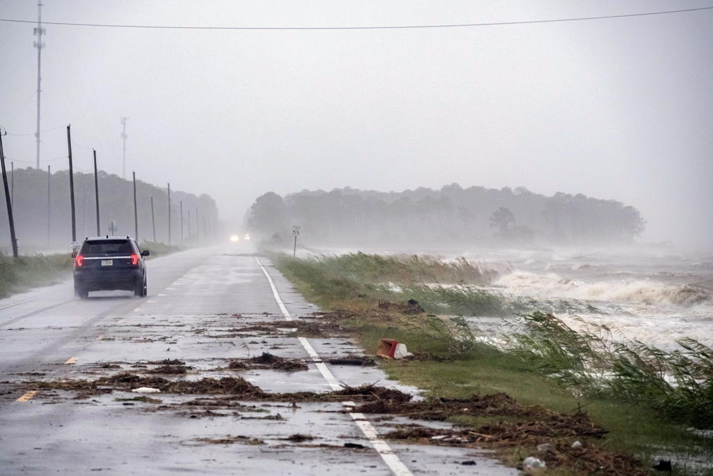 'Sally', un huracán de categoría 1, se mueve a dos millas por hora (4 km/h) en dirección noroeste y a las 12.00 GMT se encontraba a unas 65 millas (110 km) al este de la desembocadura del Mississippi y a unas 105 millas (170 km) de Biloxi, ciudad costera del estado homónimo del río.
(EFE)