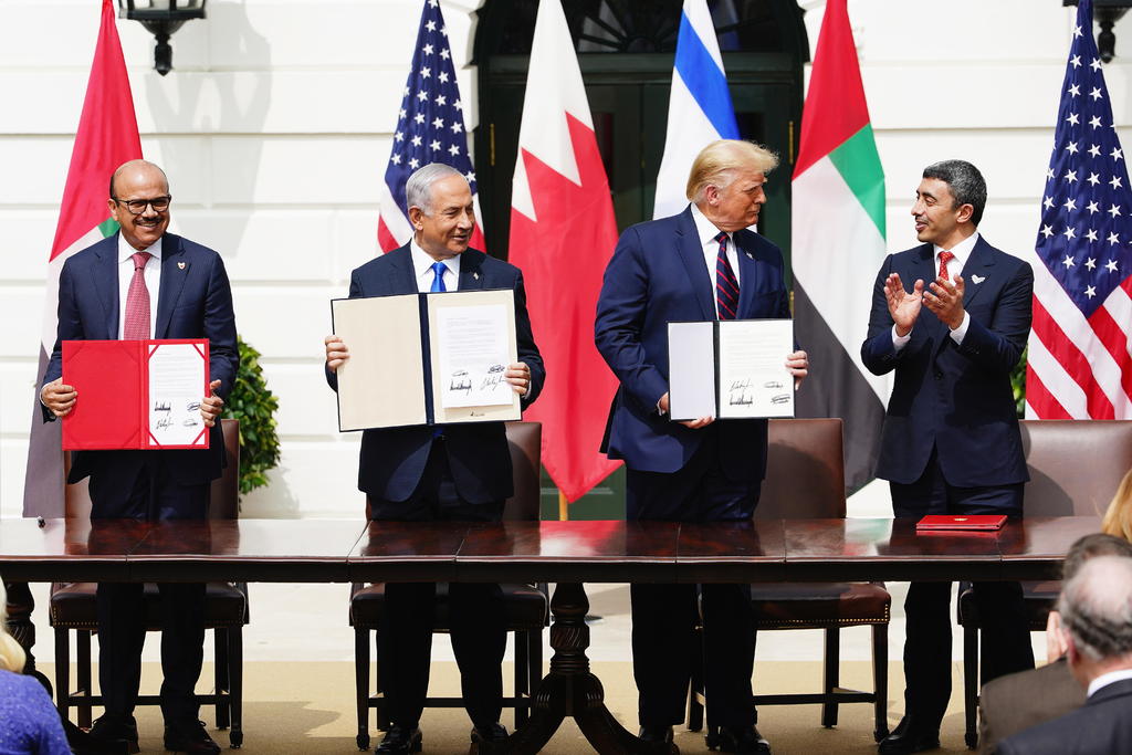 Israel firmó este martes con los Emiratos Árabes Unidos (EAU) y con Baréin sendos acuerdos para establecer relaciones diplomáticas con esos países árabes, en una histórica ceremonia en la Casa Blanca junto al presidente estadounidense, Donald Trump. (EFE) 
