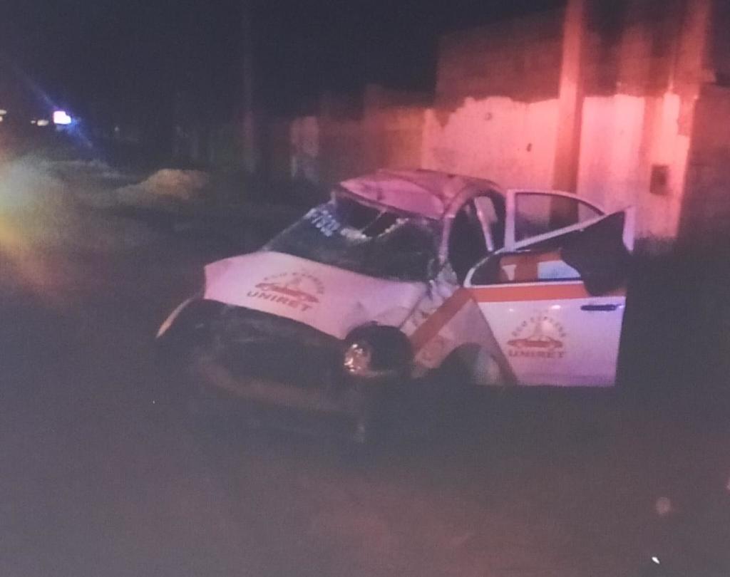Durante las primeras horas de este martes se registró la volcadura de un taxi sobre el Libramiento Periférico de la ciudad de Lerdo, el conductor de la unidad resultó con algunas lesiones. (ARCHIVO)