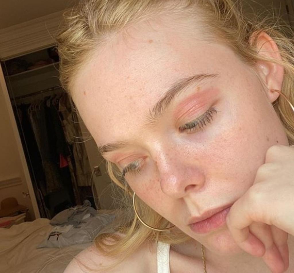 La joven de 22 años subió algunas selfies sin filtros para retratar su cara sin maquillaje. 'El eczema hace que parezca que traigo sombras', escribió la actriz y puso un simpático emoticón al final de su texto. (Instagram)