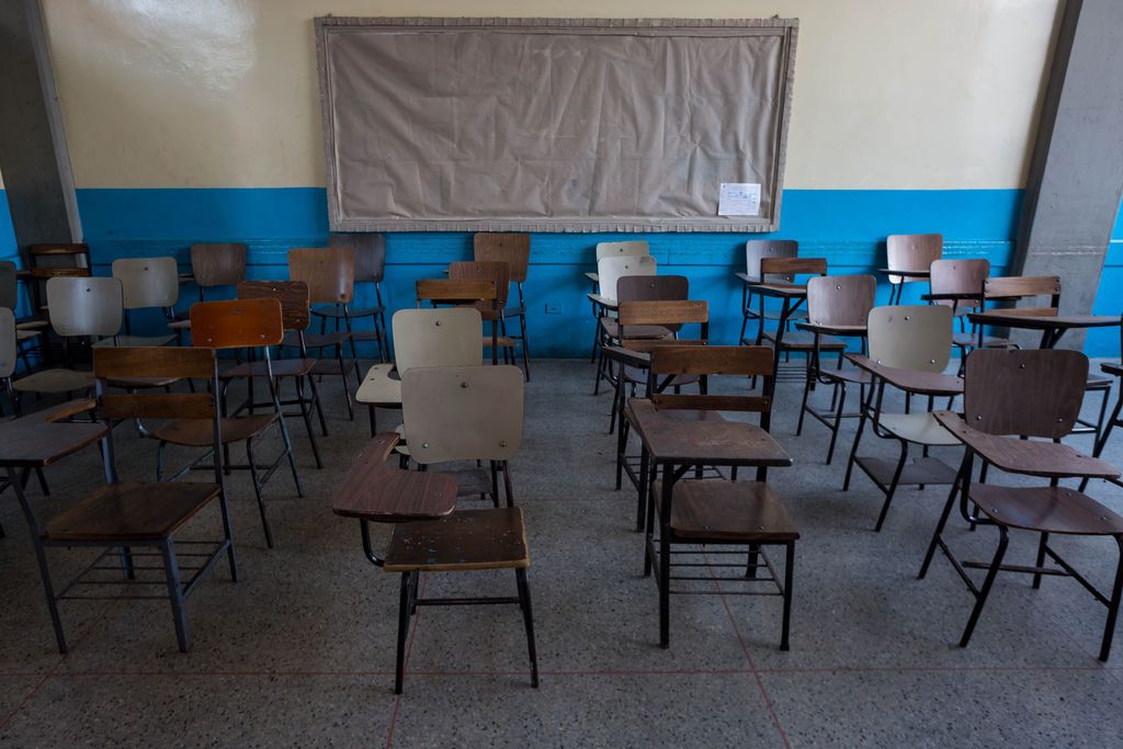 Maduro instó al ministro de Educación y al de Educación universitaria a 'mejorar todos los mecanismos de educación'.