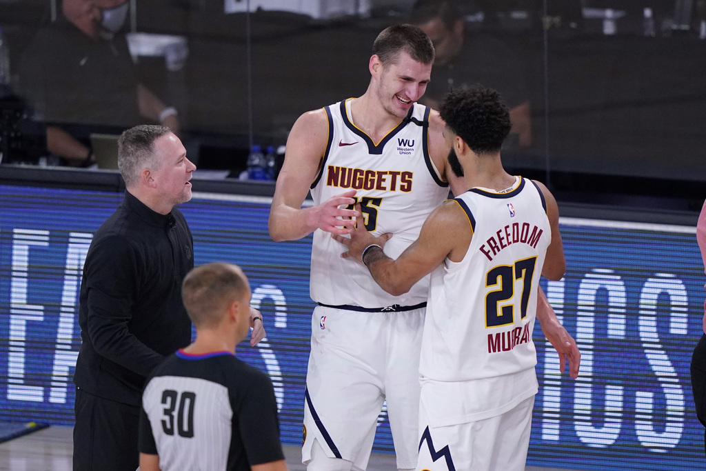 Nikola Jokic (15) y Jamal Murray (27) fueron la clave para que los Nuggets derrotaran 104-89 a los Clippers y así avanzaran a la final del Oeste.