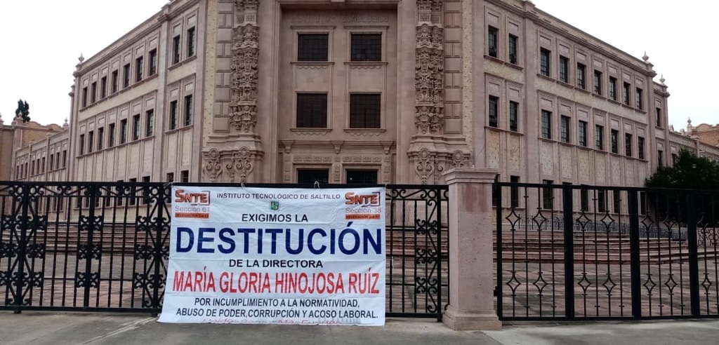 Docentes cierran avenida para exigir destitución de directora. (EL SIGLO DE TORREÓN)