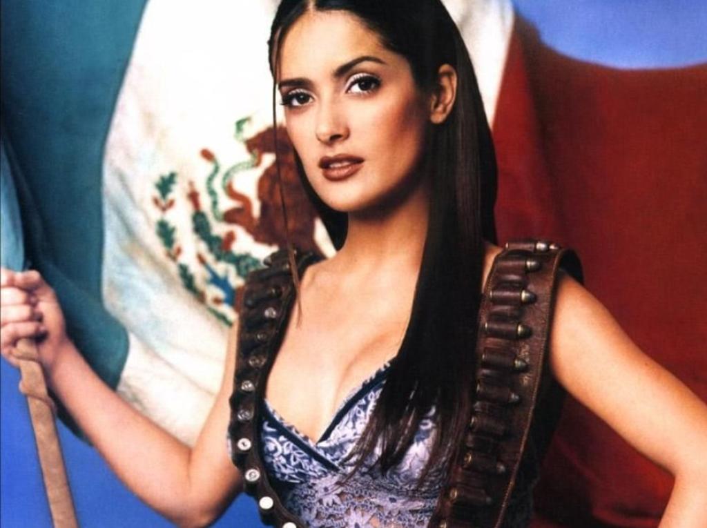 La actriz nacida en Coatzacoalcos, Veracruz, compartió en su cuenta de Instagram un video en el que luce una playera en la que se lee 'México' y presume sus aretes con forma de chiles. (Especial) 
