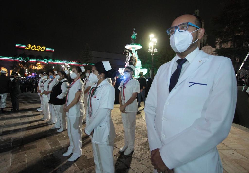 El personal de salud que ha estado al frente de la pandemia por el tema del COVID-19 fue el invitado especial a la ceremonia de Independencia en Saltillo. (CORTESÍA)
