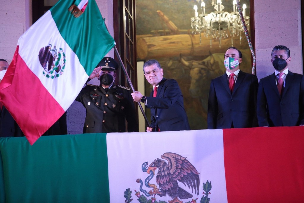 Acompañado por un pequeño grupo de representantes de los poderes del Gobierno, el mandatario de Coahuila, Miguel Riquelme, encabezó el solemne acto. (CORTESÍA)