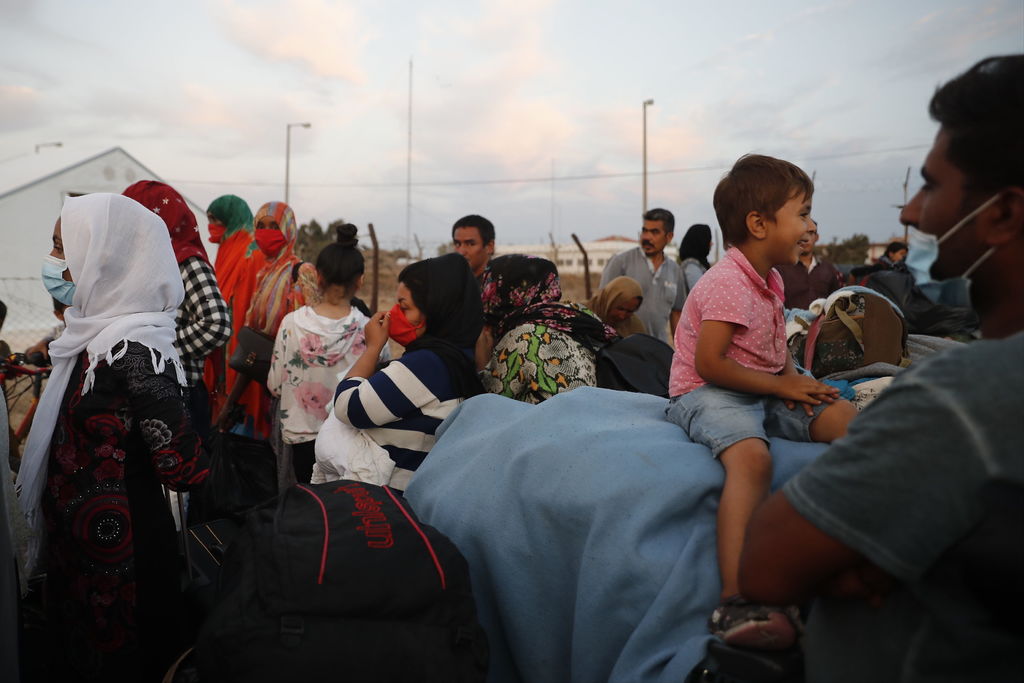 Estiman que unas 12 mil personas quedaron a la deriva tras el incendio la semana pasada en un campo de refugiados. (ARCHIVO) 