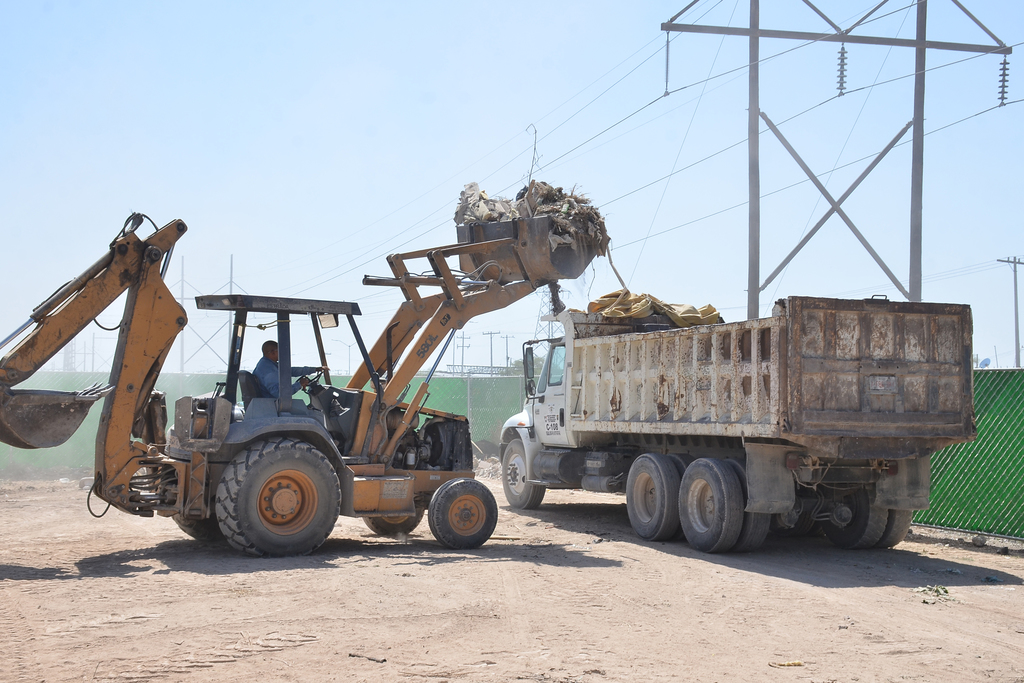 Solicitan ingenieros aplicar sanciones a quienes depositan escombro y residuos de construcción en sitios inadecuados de Torreón. (EL SIGLO DE TORREÓN)