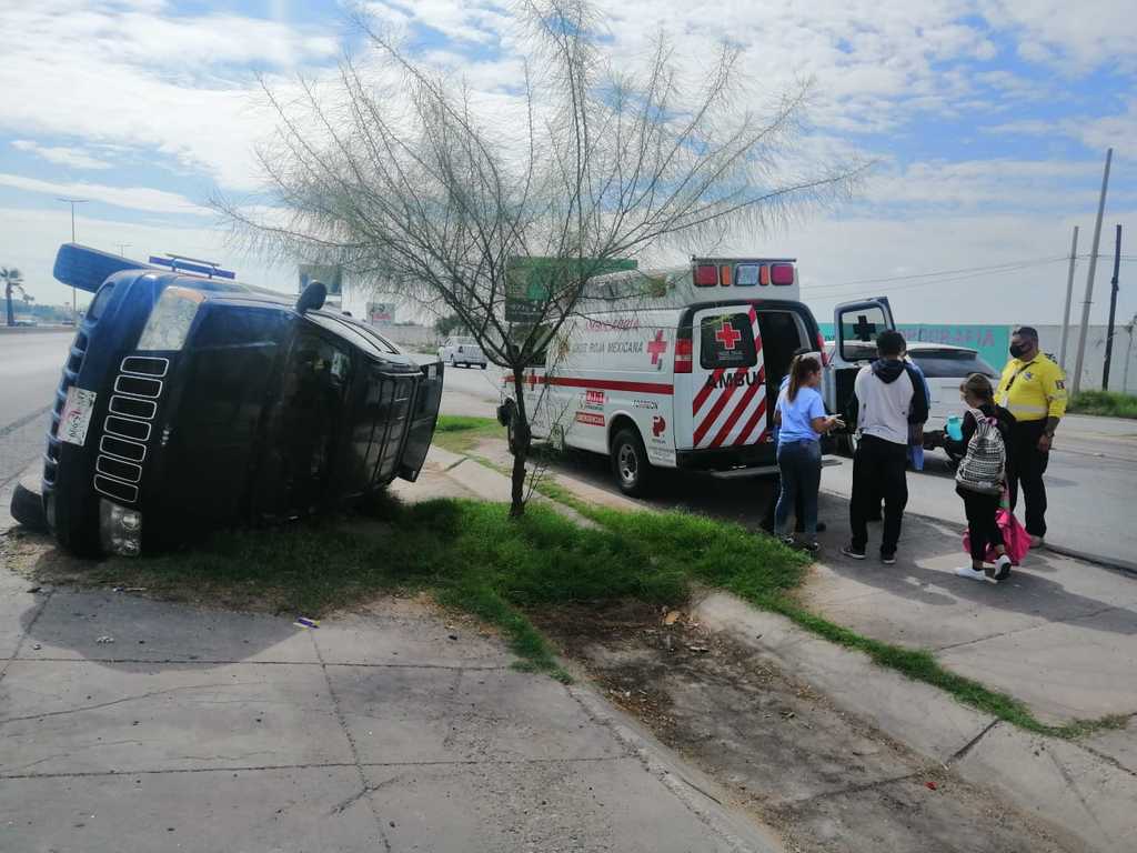 Una pareja resultó lesionada al volcar su camioneta sobre el periférico de Torreón. (EL SIGLO DE TORREÓN)