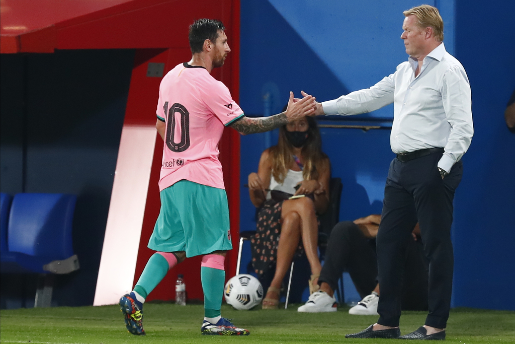 Lionel Messi se saluda con Ronald Koeman tras salir de cambio en el partido amistoso que Barcelona ganó 3-1 al Girona. (AP)