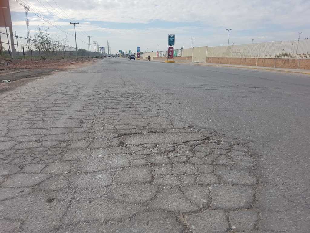 Esa vía registra una importante afluencia de vehículos, ya que se conecta con la carretera Torreón-San Pedro. (EL SIGLO DE TORREÓN)