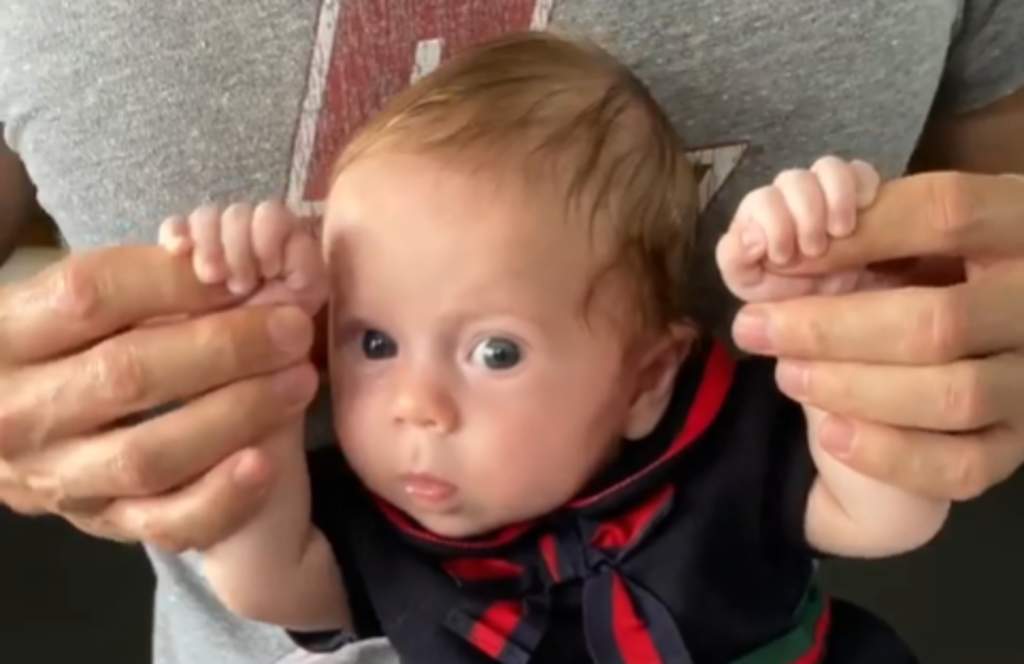 Luego de que se convirtieran en padres de su tercer hija, el cantante Enrique Iglesias y la extenista Anna Kournikova compartieron una imagen de su pequeña Mary. (ESPECIAL) 
