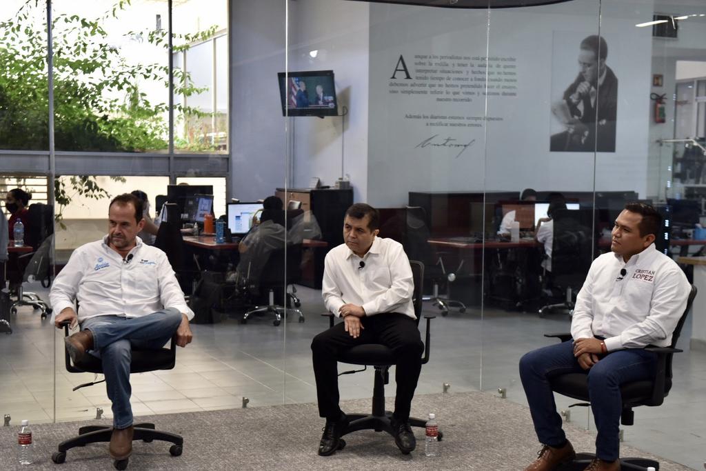 Fernando Izaguirre, del PAN; Eduardo Olmos, del PRI; y Cristian López, de Morena, participaron en un foro transmitido en streaming por El Siglo de Torreón. (ÉRICK SOTOMAYOR)