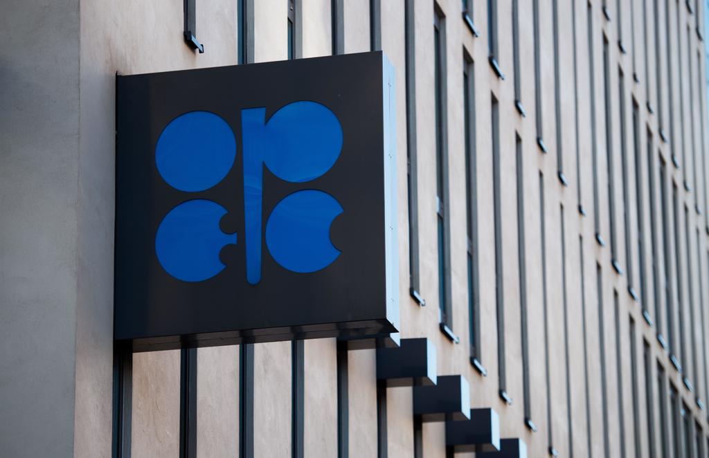 La OPEP y sus aliados, entre ellos Rusia, cumplieron en agosto en un 102 % el recorte de su producción vigente y serán en el futuro más 'proactivos', lo que significa que pueden bajar aún más su bombeo si lo estiman necesario para evitar nuevos desplomes del mercado petrolero. (ARCHIVO) 
