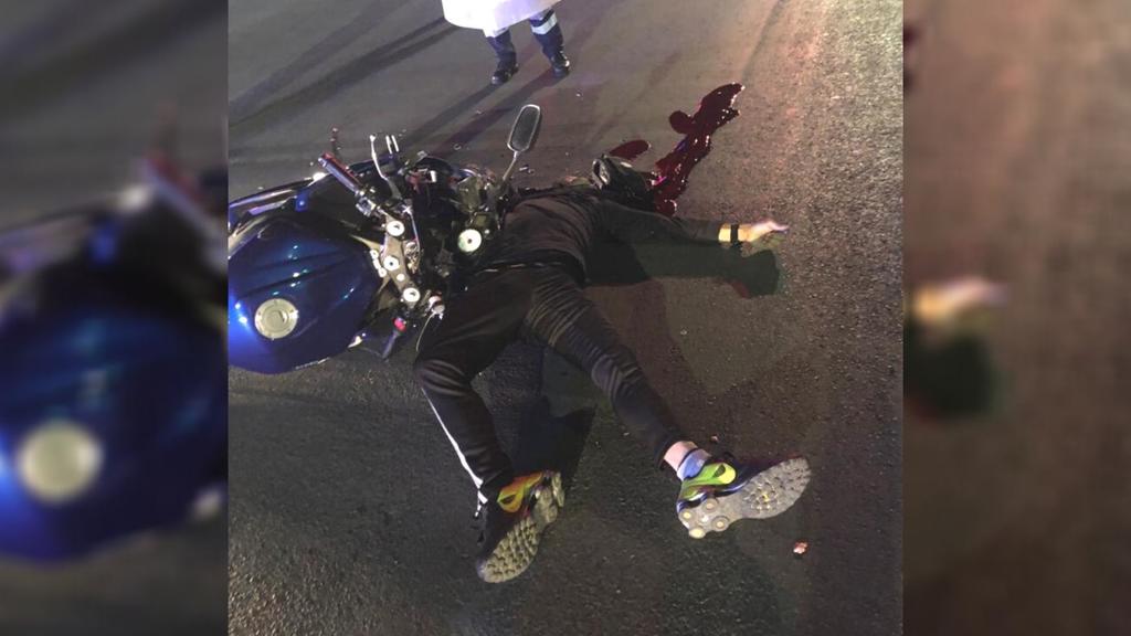 El cadáver del motociclista fue levantado por parte de los Peritos de la Fiscalía para su traslado a las instalaciones del Servicio Médico Forense, a donde ingresó en calidad de no identificado. (EL SIGLO DE TORREÓN)
