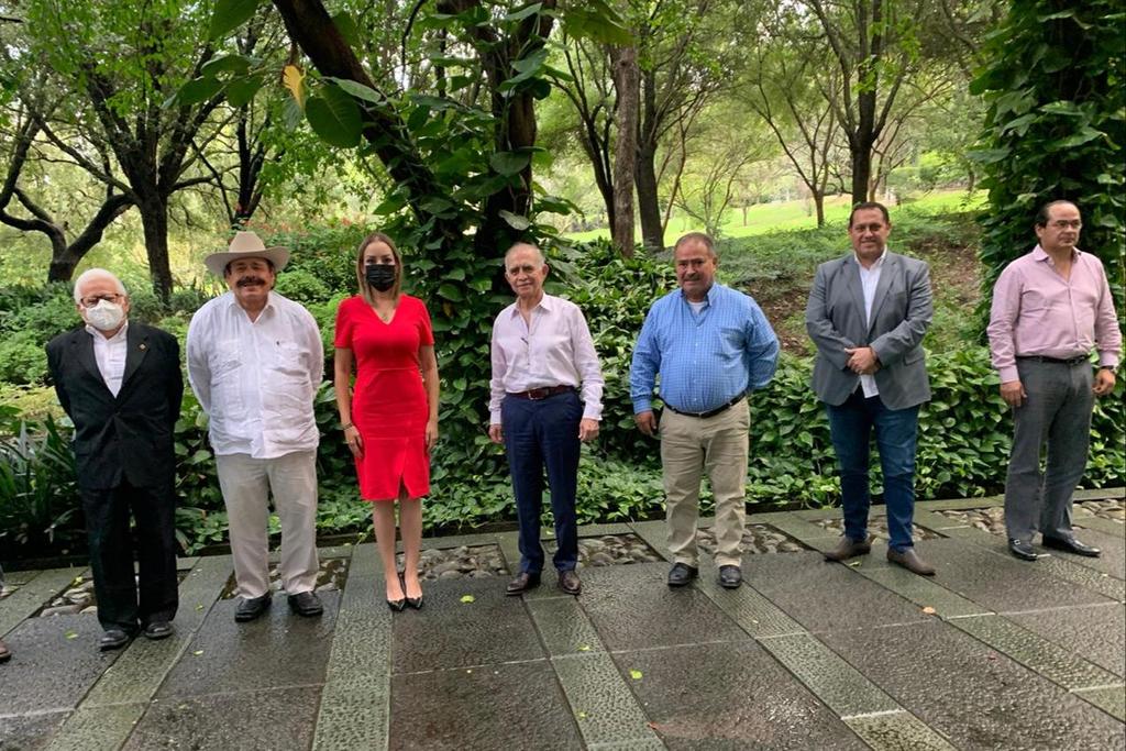 Alfonso Romo, Jefe la Oficina de la Presidencia de la República recibió a los senadores de Coahuila Verónica Martínez y Armando Guadiana, y a los presidentes de las cámaras y organismos empresariales de las región Centro y Carbonífera de la entidad. (SERGIO A. RODRÍGUEZ)