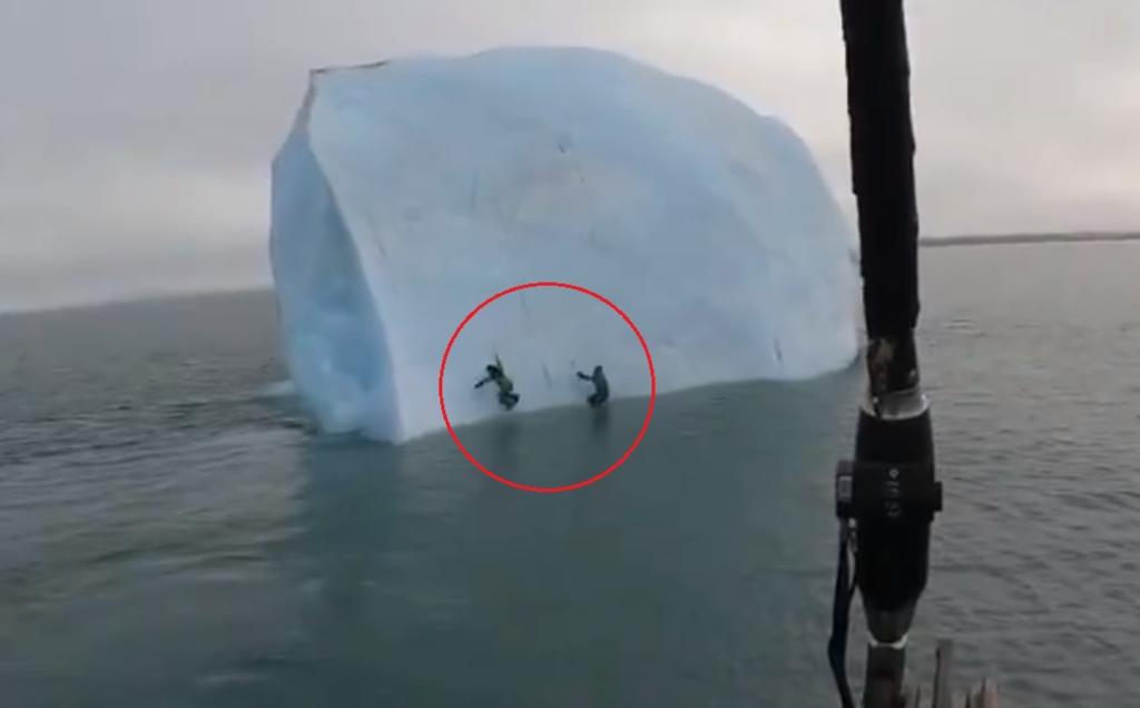 Una embarcación que se encontraba cercana al iceberg captó el momento en el que éste volcó con los hombres trepados encima de él (CAPTURA) 
