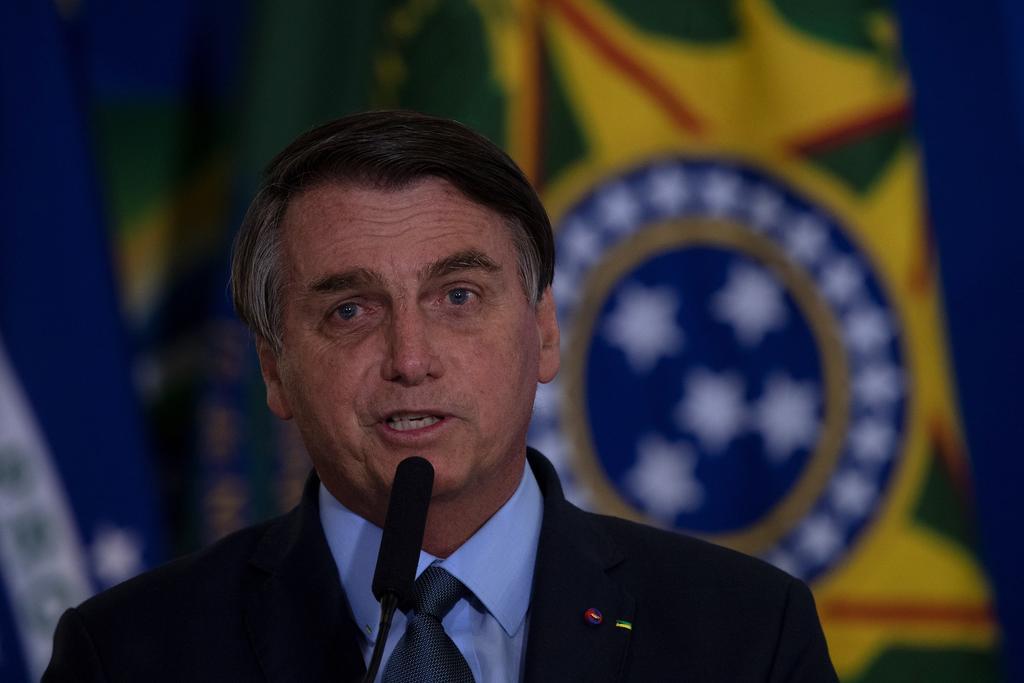 El presidente de Brasil, Jair Bolsonaro, uno de los líderes más escépticos sobre la gravedad de la pandemia, afirmó este viernes que quedarse en casa para evitar la propagación del nuevo coronavirus es cosa de débiles. (ARCHIVO) 