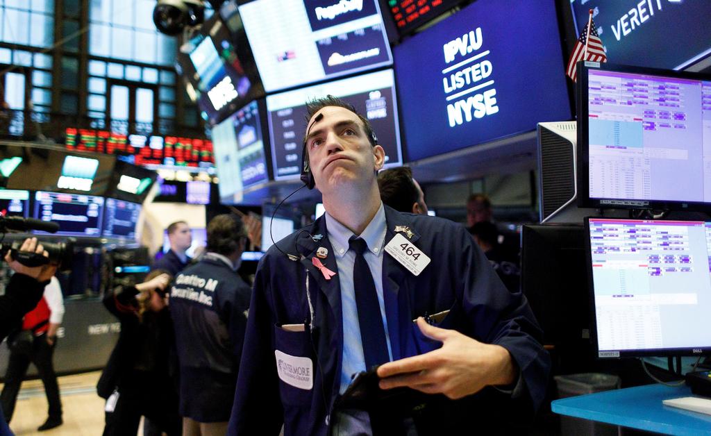 Wall Street cerró en rojo este viernes y su principal indicador, el Dow Jones de Industriales, perdió un 0.88 % echando el cierre a una semana volátil, donde las acciones de las principales tecnológicas han vuelto a ver como sus acciones perdían valor. (ARCHIVO)
