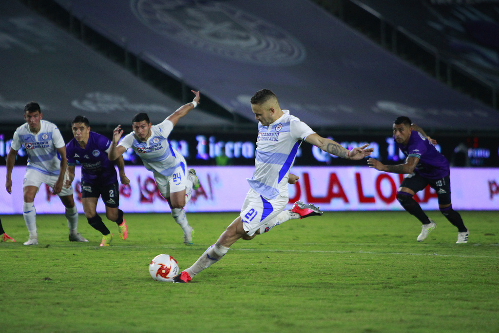Jonathan Rodríguez anotó un par de goles de penal en la victoria de Cruz Azul 3-2 sobre Mazatlán FC. (JAM MEDIA)